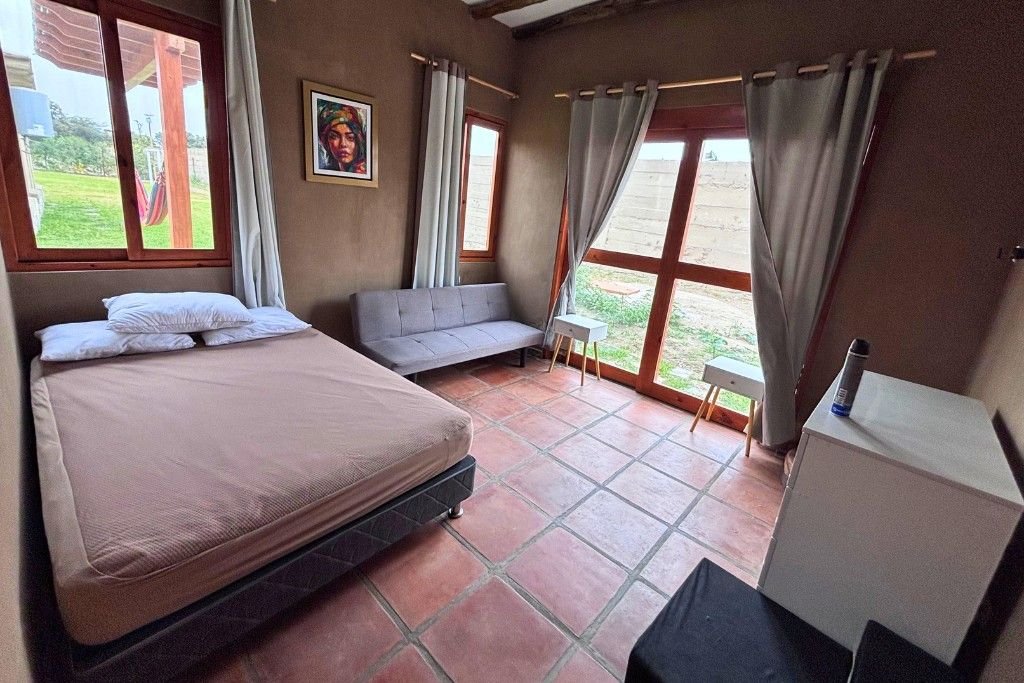 Dormitorio con salida al jardín
