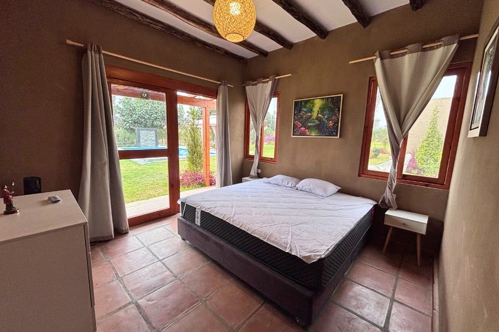 Dormitorio principal con ventanal al jardín
