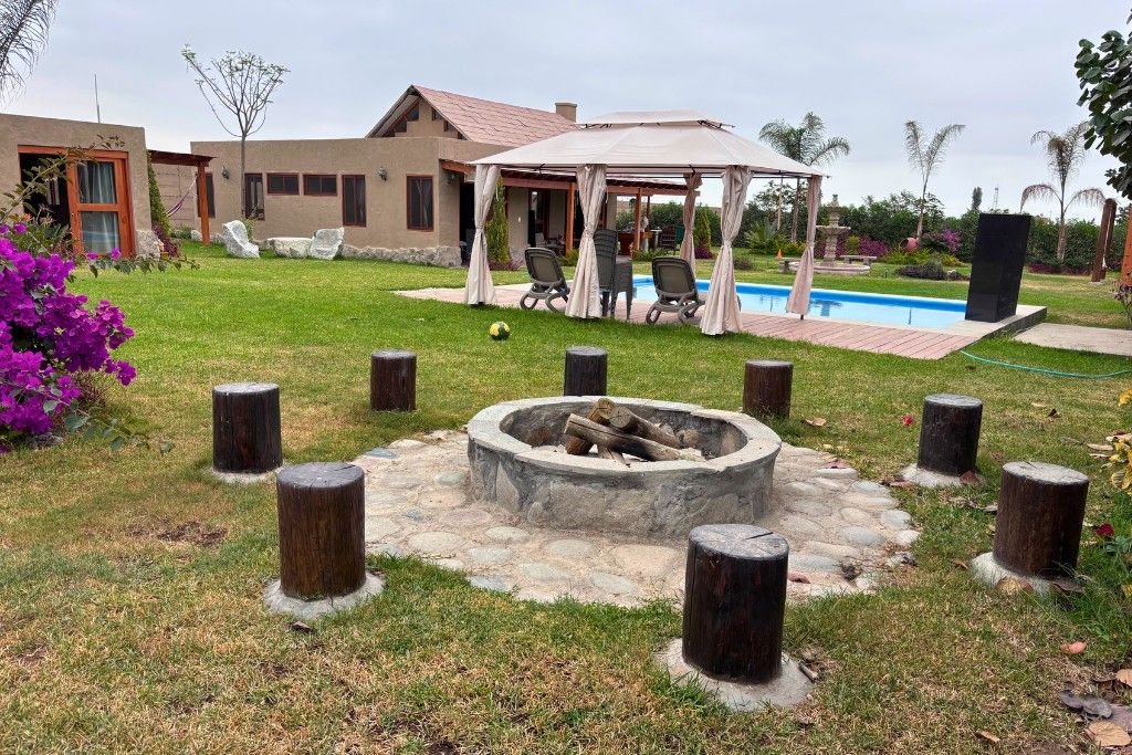 Zona de fogata con asientos de tronco