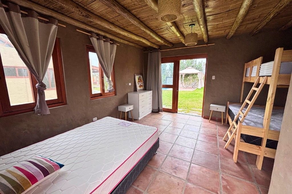 Dormitorio con camarote y cama