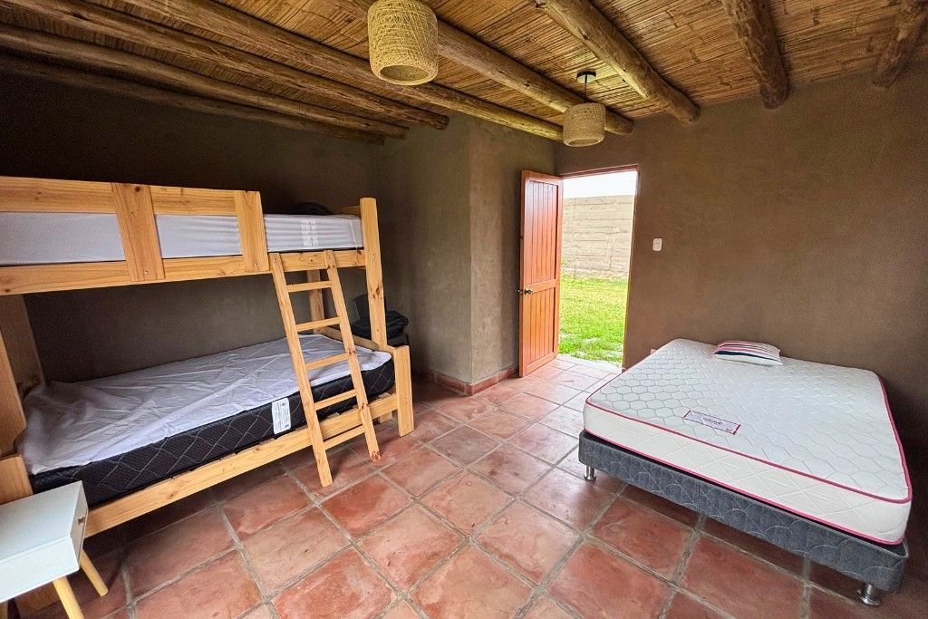 Dormitorio con salida al jardín
