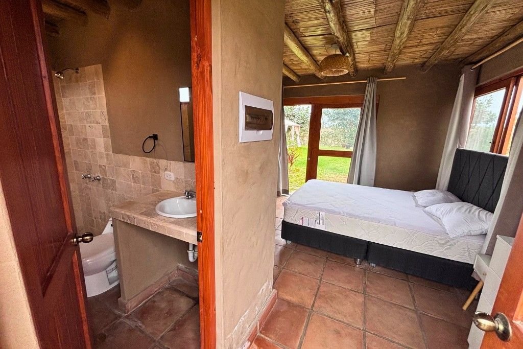 Dormitorio con baño