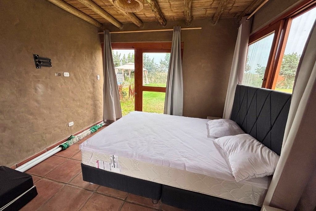 Dormitorio con vista a la piscina