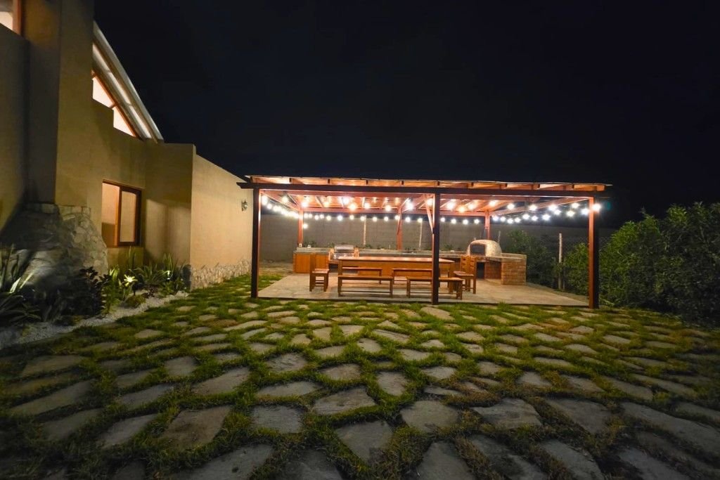 Zona de parrilla iluminada de noche