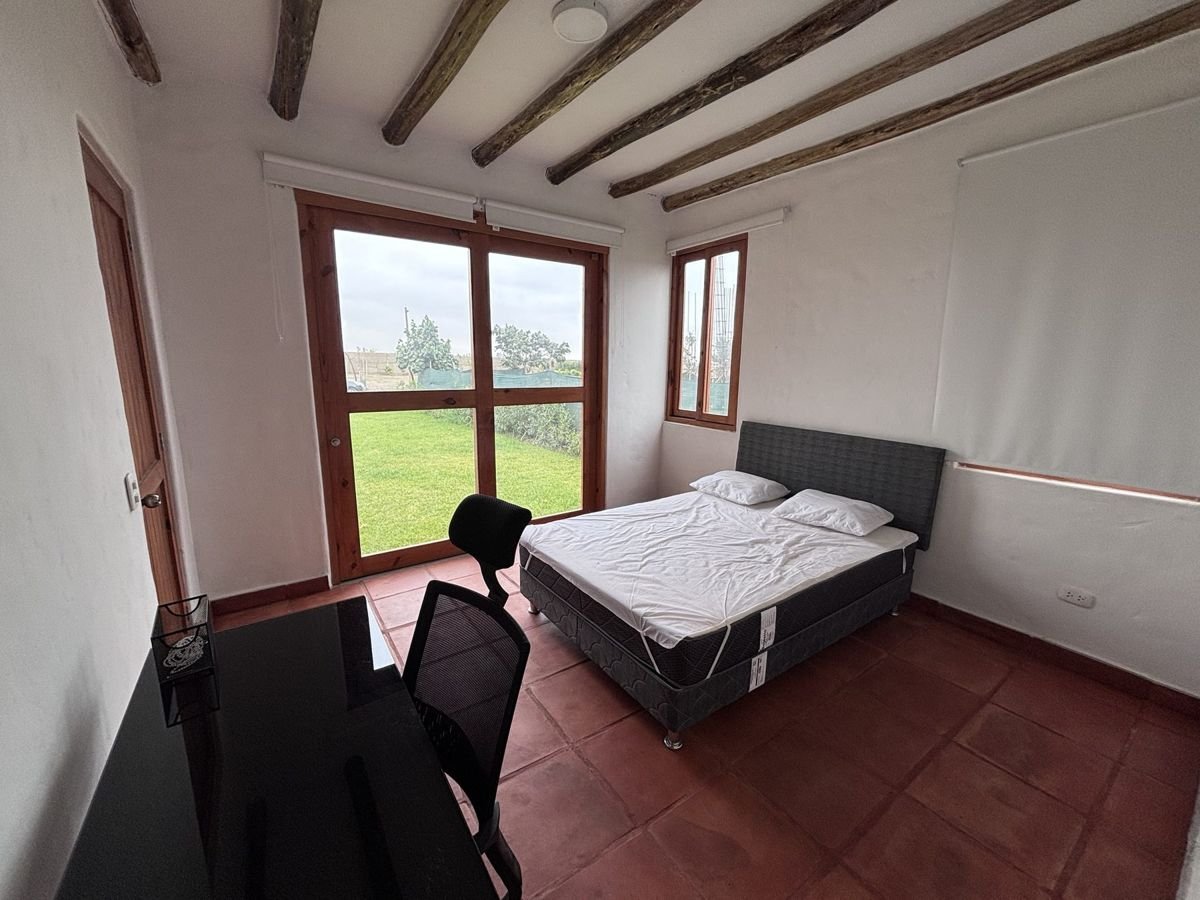 Dormitorio con ventanal al jardín